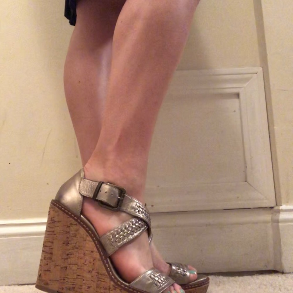 Great condition Banana Rep. metallic wrap wedges